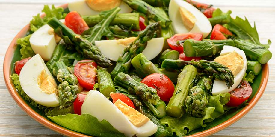 Asparagus, Bell Pepper and Cauliflower Salad with Spinach and Olives