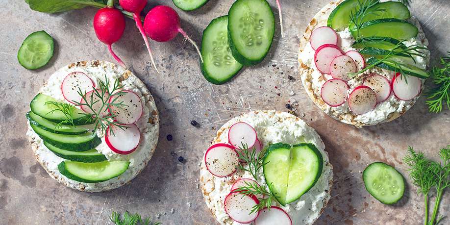 Crispbread Sandwich with Ricotta and Vegetables