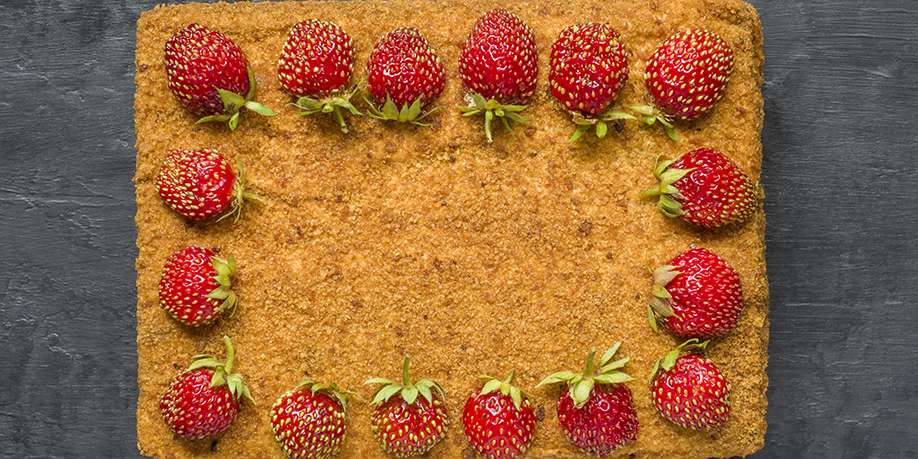 Pistachio Cake with Honey and Strawberries