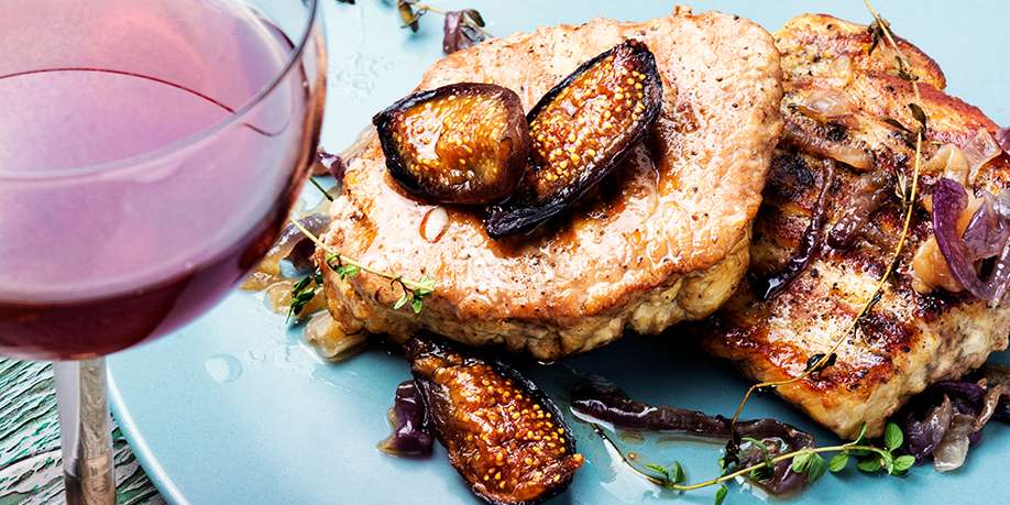 Steak with Figs and Apples in Wine Sauce